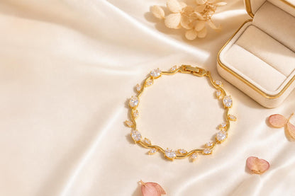 Pulsera de flores junto a su caja de regalo