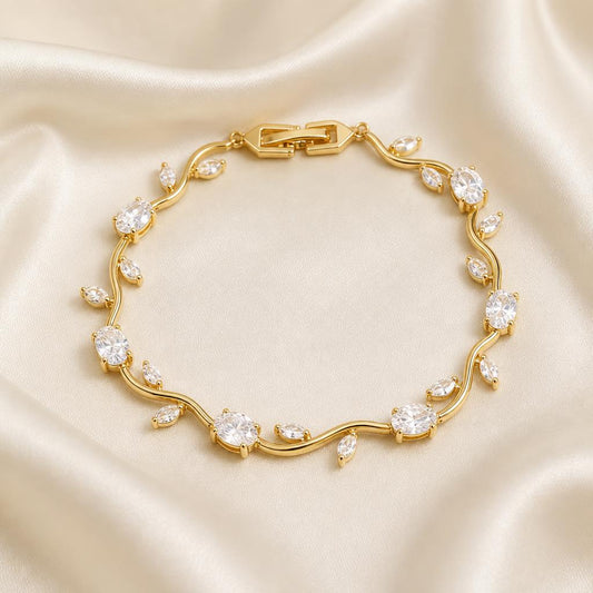 Pulsera de flores color blanco, chapada en oro